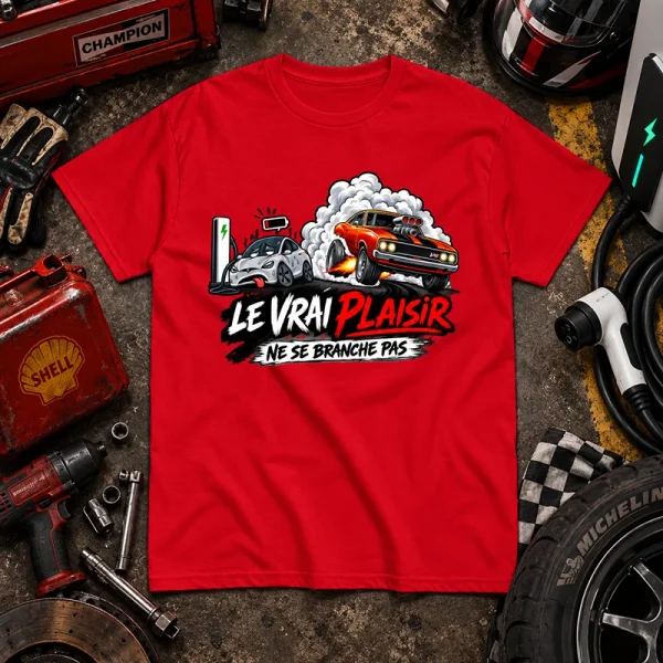 T-shirt rouge Plaisir Thermique avec voiture thermique face à une voiture électrique