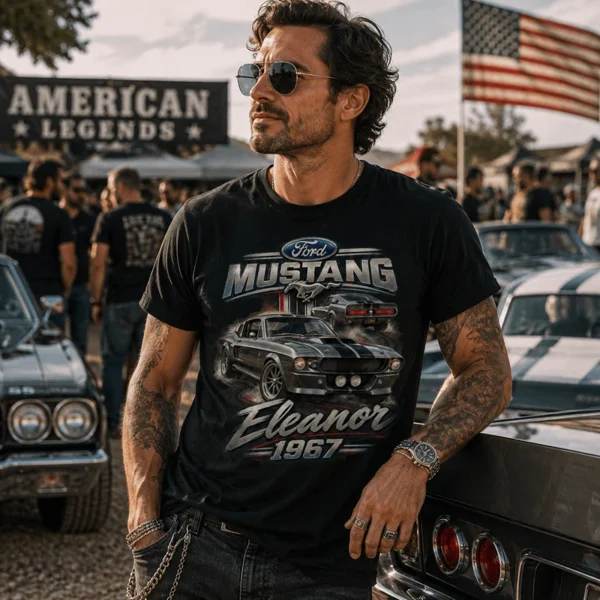 T-shirt noir Ford Mustang Eleanor 1967 porté par un homme lors d'un rassemblement automobile
